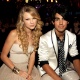 Em 2008, a cantora Taylor Swift revelou no programa da apresentadora Ellen DeGeneres que Joe Jonas, do Jonas Brothers, terminou o namoro com ela em uma ligação de 27 segundos no celular. ?Eu nem vou lembrar no futuro do garoto que terminou comigo por telefone em 27 segundo quanto eu tinha 18 anos?, disse Taylor na entrevista - Reprodução/Vulture