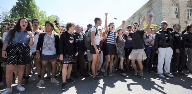 Jovens franceses vão para a escola de saia para protestar contra o machismo: ministra aprovou novo plano para discutir questões de gênero nos estabelecimentos de ensino - Jean-Sebastien Evrard/AFP