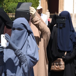 Mulheres vestidas com o niqab - traje típico marroquino - fotografam protesto de muçulmanos salafitas em frente ao parlamento - Fadel Senna/AFP