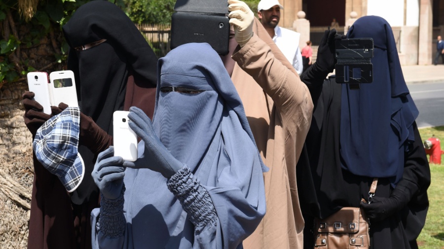 Mulheres vestidas com o niqab em Marrocos. (16.mai.2014). - Fadel Senna/AFP