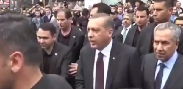O primeiro-ministro da Turquia, Recep Tayyip Erdogan, é cercado por multidão durante visita à cidade de Soma, onde mais de 280 pessoas morreram em um acidente em uma mina de carvão - Reprodução/YouTube