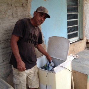 O pedreiro Nelson da Costa, de 51 anos, perdeu um emprego porque não tinha água para tomar banho em Valinhos, interior de São Paulo - Fabiana Marchezi/UOL