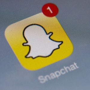  Logotipo do Snapchat é mostrado em tela de tablet; app permite enviar mensagens que se autodestroem - Lionel Bonaventure/AFP