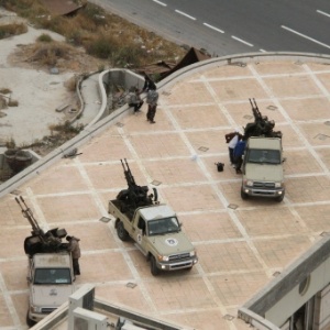 18.mai.2014 - Soldados líbios montam guarda perto de uma estrada em Trípoli após distúrbios na capital do país  - Chen Xiangyang/Xinhua