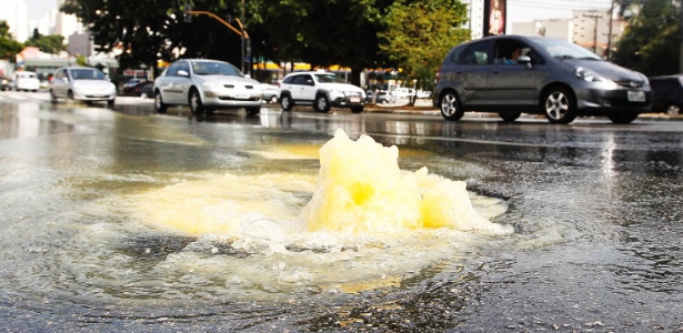 Água brota de bueiro na avenida Antártica, sentido marginal, na Pompeia, zona oeste de São Paulo - Reinaldo Canato/UOL