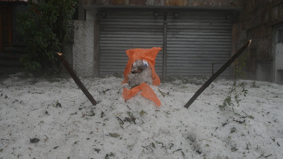 19.mai.2014 - Boneco de neve feito com granizo acumulado em rua da Aclimação, em São Paulo. De neve, em SP, nunca existiu - Renato Silvestre/Estadão Conteúdo