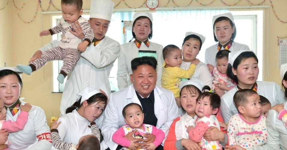 19.mai.2014 - Líder norte-coreano Kim Jong-un posa com crianças durante visita ao Hospital Geral Taesongsan, em Pyongyang