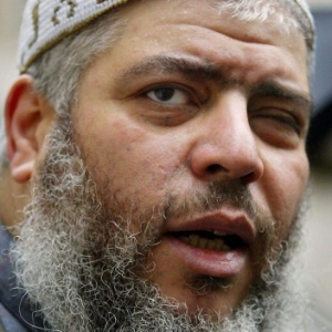 O clérigo islâmico radical Abu Hamza al-Masri foi considerado culpado por apoiar o terrorismo por uma corte em Nova York (EUA) - Adrian Dennis/AFP