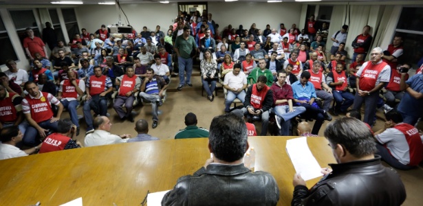 Assembleia realizada na sede do Sindicato dos Ferroviários de São Paulo na noite de hoje (19) - Alice Vergueiro/Futura Press/Estadão Conteúdo