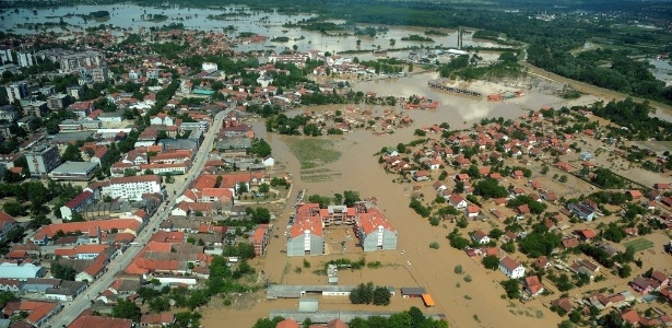 Vista aérea mostra inundação na cidade de Obrenovac, na Sérvia, nesta segunda-feira (19) - Alexa Stankovic/AFP