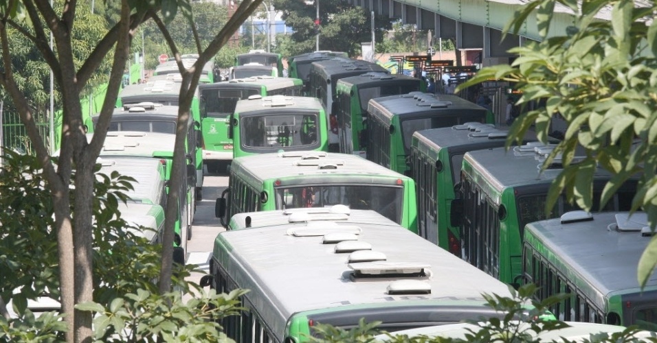 20.mai.2014 - Em dia de paralisação, motoristas e cobradores de ônibus fecham o terminal Pirituba, na zona oeste de São Paulo. Passageiros no terminal eram orientados a procurar vans