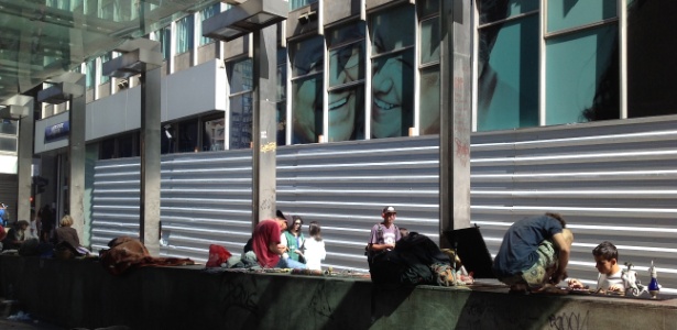 Fachada de banco em Belo Horizonte ganha tapumes de metal para proteger construção de vandalismo durante a Copa - Carlos Eduardo Cherem/UOL