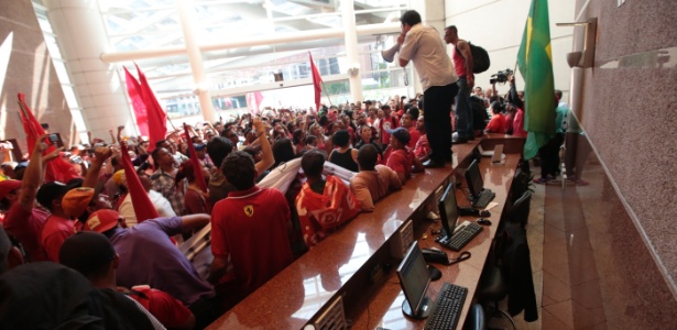 Integrantes do MTST ocupam hall de entrada do prédio onde funciona a construtora Viver, na Vila Olímpia - Joel Silva/Folhapress