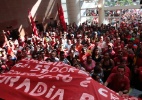 Sem-teto invadem sede de construtora dona de área ocupada na zona leste - Joel Silva/Folhapress 