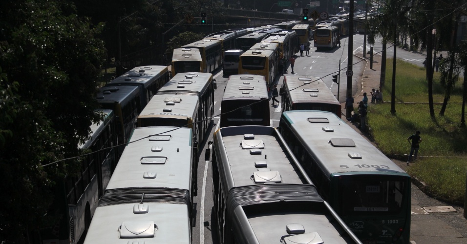 20.mai.2014 - Motoristas de ônibus bloquearam a avenida Mercúrio, na região do Brás, durante protesto no centro de São Paulo, na manhã desta terça-feira (20)
