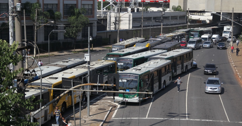 20.mai.2014 - Motoristas de ônibus bloquearam a avenida Mercúrio, na região do Brás, durante protesto no centro de São Paulo, na manhã desta terça-feira (20)
