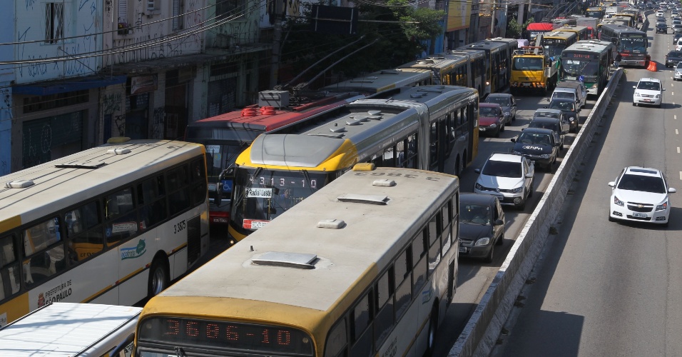20.mai.2014 - Motoristas de ônibus bloquearam uma faixa da Radial Leste, na zona leste, durante protesto no centro de São Paulo, por volta de 8h. Coletivos foram usados para fechar o cruzamento, complicando o trânsito na região