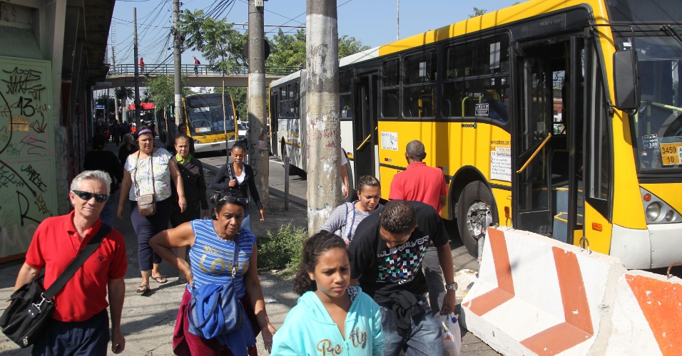 20.mai.2014 - Motoristas de ônibus bloquearam uma faixa da Radial Leste, na zona leste, durante protesto no centro de São Paulo, por volta de 8h desta terça-feira (20). Coletivos foram usados para fechar o cruzamento, complicando o trânsito na região
