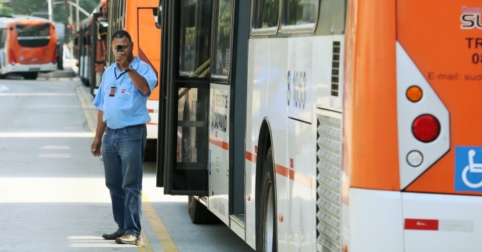 20.mai.2014 - Motoristas e cobradores de ônibus bloqueiam faixas da avenida Rebouças, na zona oeste de São Paulo, na tarde desta terça-feira (20). Ao menos seis terminais de ônibus na cidade foram bloqueados durante a manhã. Os funcionários protestam contra proposta salarial apresentada pelas empresas de ônibus