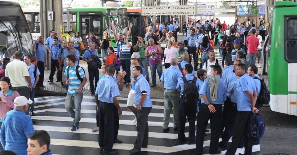 20.mai.2014 - Motoristas e cobradores de ônibus fecham o terminal Lapa, na zona oeste de São Paulo, em protesto contra proposta de reajuste salarial acolhida pela maioria da categoria em assembleia nessa segunda-feira (19). Terminais de ônibus na cidade foram fechados e diversas vias foram bloqueadas