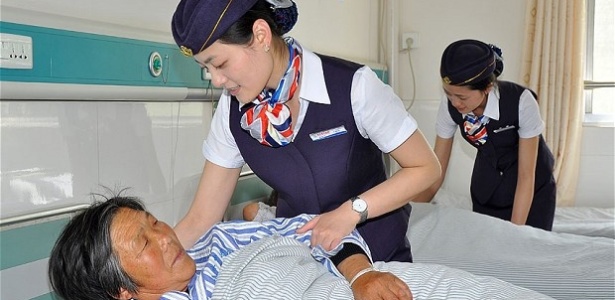 20.mai.2014 - No Hospital de Lianshui, na China, enfermeiras vestem uniformes de aeromoças - Reprodução/The Telegraph