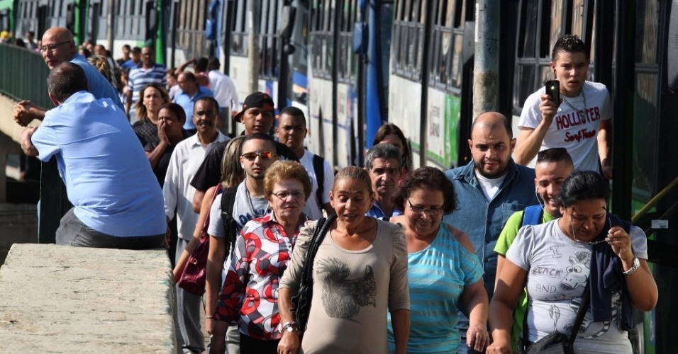 20.mai.2014 - Passageiros caminham ao lado de ônibus durante paralisação de motoristas e cobradores no terminal Lapa, na zona oeste de São Paulo, nesta terça-feira (20)