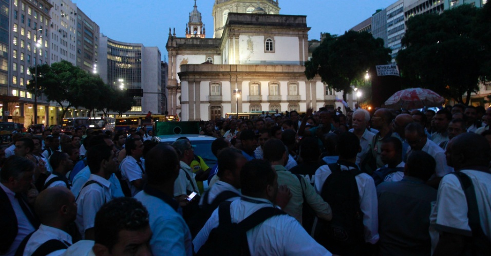 20.mai.2014 - Rodoviários do Rio de Janeiro se reuniram em assembleia na região da Candelária, no centro da capital fluminense, nesta terça-feira (20), onde decidiram não entrar em greve nem fazer operação 