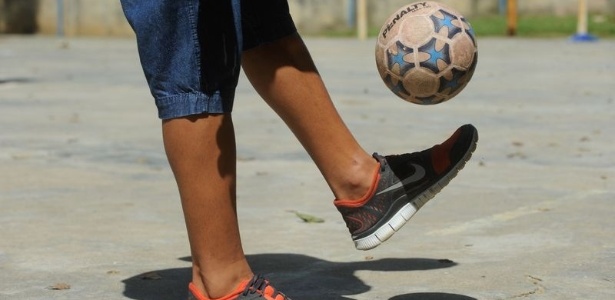 Menino joga futebol em escola pública do Rio - Tânia Rêgo/Agência Brasil
