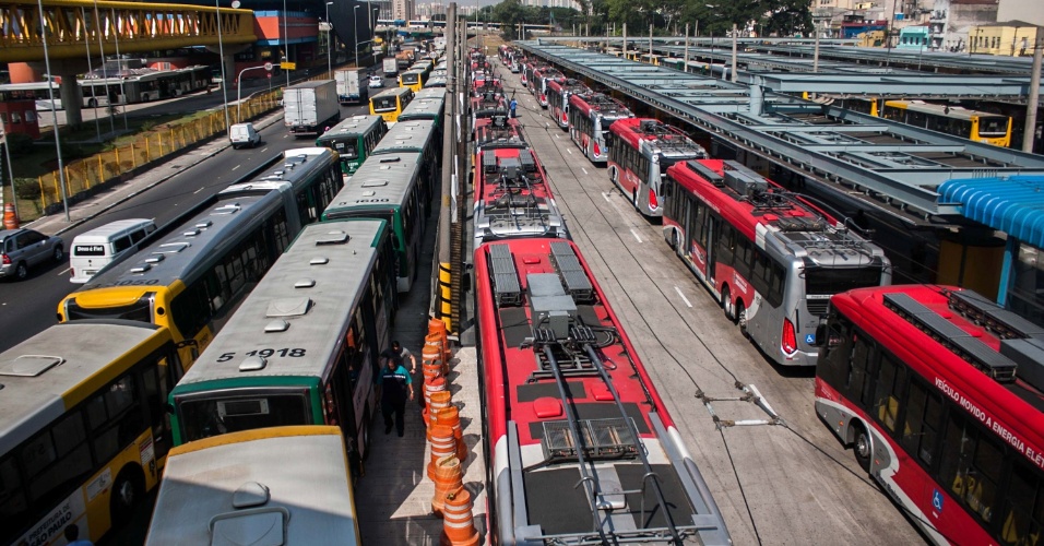 21.mai.2014 - Motoristas impedem a entrada de ônibus no terminal Parque Dom Pedro, na região central de São Paulo. Os rodoviários afirmam que optaram por parar os ônibus nas ruas para evitar retaliações do próprio sindicato e das empresas