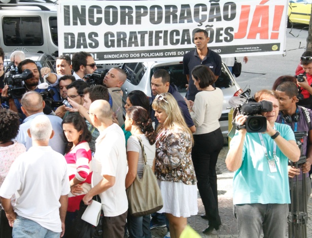 Movimentação em frente ao prédio da Polícia Civil, no centro do Rio de Janeiro, nesta quarta-feira (21) - Onofre Veras/Agência O Dia/Estadão Conteúdo