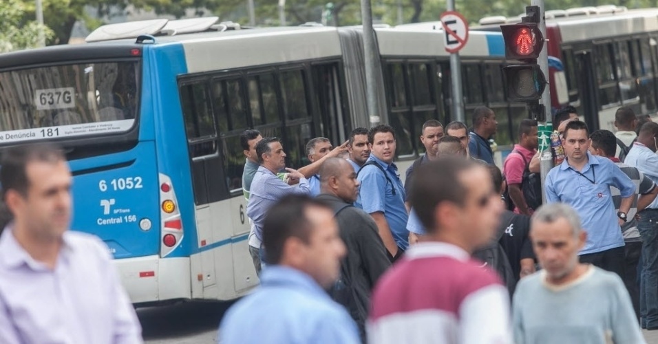 21.mai.2014 - Ônibus ficam estacionados na esquina das avenidas Brigadeiro Faria Lima e Rebouças, na zona oeste de São Paulo. O secretário municipal dos Transportes de São Paulo, Jilmar Tatto, afirmou nesta quarta-feira (21) que o rodízio de veículos está suspenso