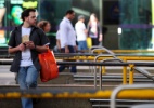 Sem transporte, passageiros dormem em terminal e voltam a pé para casa - Junior Lago/UOL