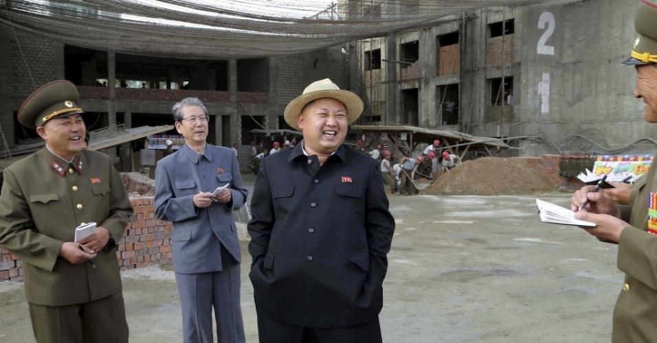 21.mai.2014 - Líder norte-coreano Kim Jong-un visita o canteiro de obras de prédios de apartamentos para os membros do corpo docente da universidade de tecnologia Kim Ch'aek, em Pyongyang, Coreia do Norte