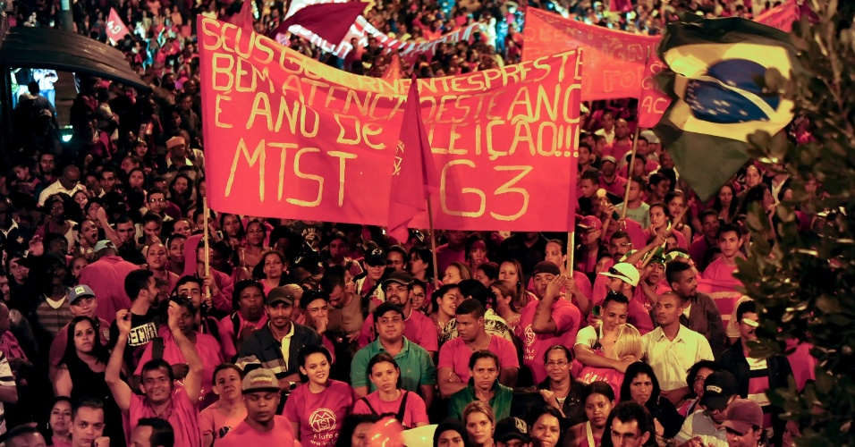 22.mai.2014 - Integrantes do MTST (Movimentos dos Trabalhadores Sem Teto) fazem protesto contra a Copa do Mundo e outras questões, no início da noite desta quinta-feira (22), em Pinheiros, zona oeste de São Paulo