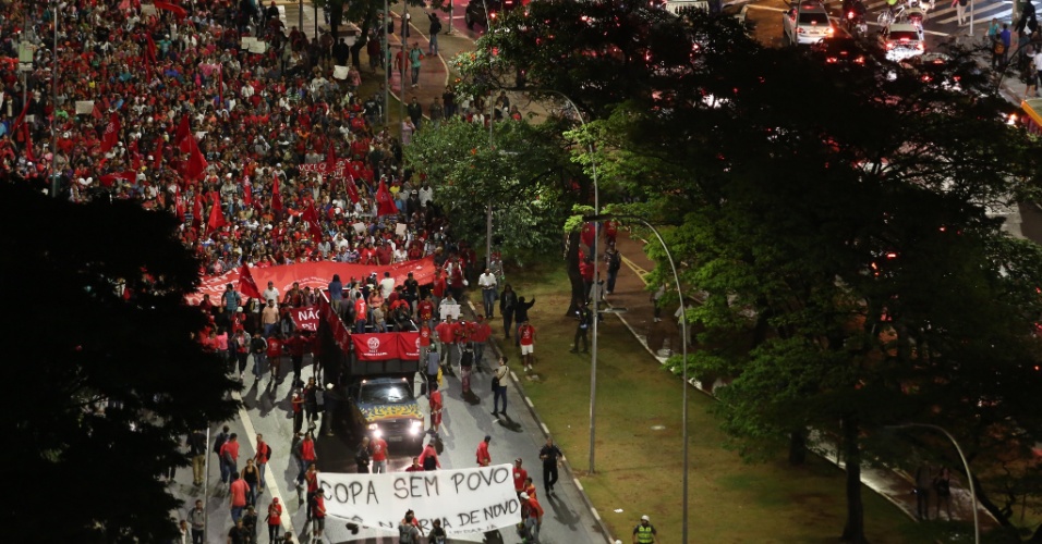 22.mai.2014 - Integrantes do MTST (Movimentos dos Trabalhadores Sem Teto) bloqueiam a avenida Brigadeiro Faria Lima, durante protesto contra a Copa do Mundo e outras questões, no início da noite desta quinta-feira (22)