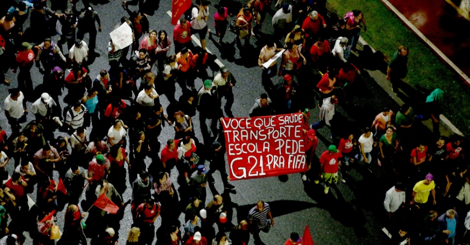 22.mai.2014 - Integrantes do MTST (Movimentos dos Trabalhadores Sem Teto) bloqueiam a avenida Brigadeiro Faria Lima, durante protesto contra a Copa do Mundo e outras questões, no início da noite desta quinta-feira (22)