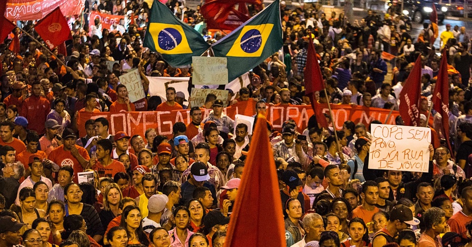 22.mai.2014 - Integrantes do MTST (Movimentos dos Trabalhadores Sem Teto) fazem protesto no largo da Batata, em Pinheiros, zona oeste da capital paulista, nesta quinta-feira (22). O ato tem como objetivo 