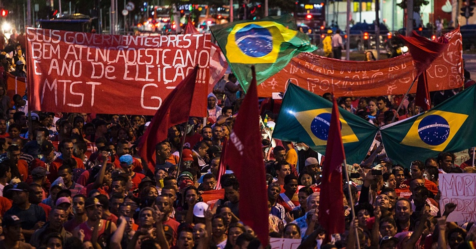 22.mai.2014 - Integrantes do MTST (Movimentos dos Trabalhadores Sem Teto) fazem protesto no largo da Batata, em Pinheiros, zona oeste da capital paulista, nesta quinta-feira (22). O ato tem como objetivo 
