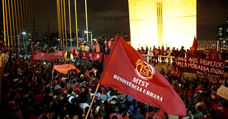 22.mai.2014 - Integrantes do MTST (Movimentos dos Trabalhadores Sem Teto) que fazem protesto contra a Copa do Mundo chegaram à ponte Octavio Frias de Oliveira, conhecida como ponte estaiada, na região do Brooklin, na zona sul de São Paulo, na noite desta quinta-feira (22)