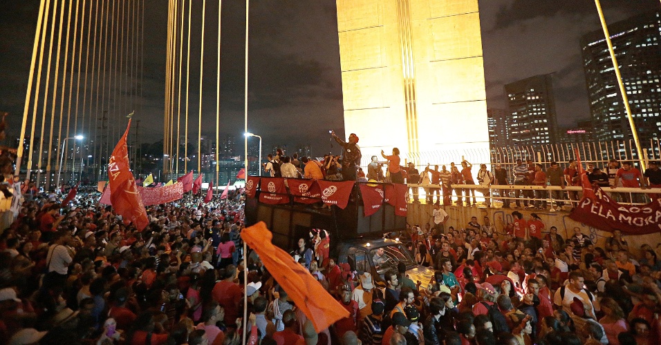 22.mai.2014 - Integrantes do MTST (Movimentos dos Trabalhadores Sem Teto) que fazem protesto contra a Copa do Mundo chegaram à ponte Octavio Frias de Oliveira, conhecida como ponte estaiada, na região do Brooklin, na zona sul de São Paulo, na noite desta quinta-feira (22)