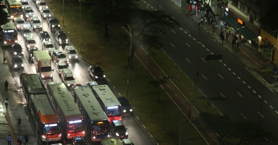 22.mai.2014 - Manifestação do MTST (Movimentos dos Trabalhadores Sem Teto) contra a Copa do Mundo deixa trânsito complicado na avenida Brigadeiro Faria Lima, em Pinheiros, zona oeste de São Paulo, na noite desta quinta-feira (22)