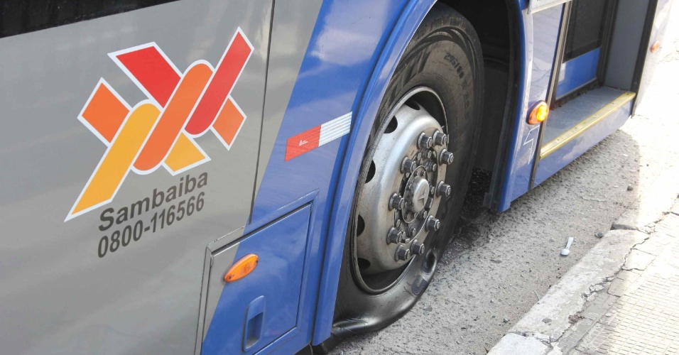 22.mai.2014 - Ônibus tem pneu furado no Terminal Cachoeirinha, em São Paulo, na manhã desta quinta-feira (22). Segundo motoristas que atuam no local, cerca de oito ônibus tiveram os pneus esvaziados por pessoas que não trabalham no terminal