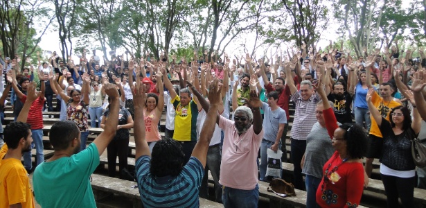 22.mai.2014 - Trabalhadores da Unicamp em assembleia realizada nesta quinta. A greve da categoria começa amanhã  - Divulgação