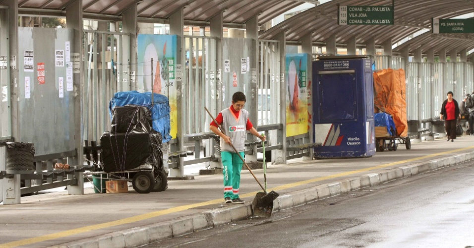 23.mai.2014 - Funcionária faz a limpeza de plataforma no terminal do Largo de Osasco, no centro da cidade, durante paralisação de motoristas e cobradores de ônibus, nesta sexta-feira (23) 