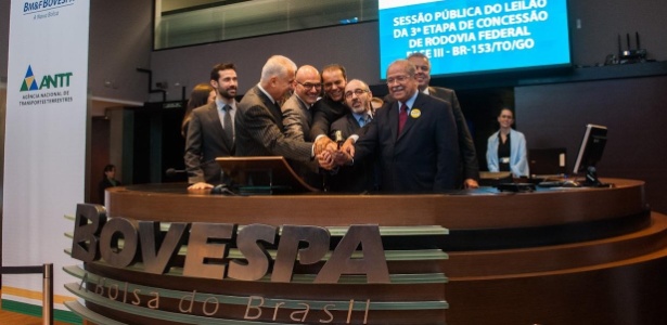 Integrantes do grupo Galvão Engenharia após vencerem o leilão, na sede da BM&F Bovespa, em São Paulo - Divulgação