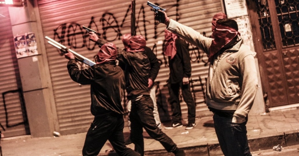 23.mai.2014 - Militantes do grupo de esquerda turco DHKP atiram contra a tropa de choque durante um protesto, nesta sexta-feira (23), após o funeral de Ugur Kurt, morto por bala perdida disparada por policiais em Istambul. A polícia turca usou gás lacrimogêneo e canhões de água para dispersar a multidão que encheu as ruas de Instabul. Dois manifestantes foram mortos e oito policiais ficaram feridos nos confrontos que já duram dois dias no reduto esquerdista de Okmeydani, distrito de Istambul
