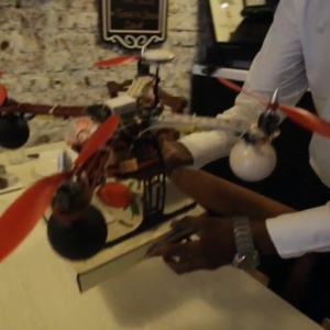 Pizzaria em Mumbai usa drone (avião não tripulado) para entregar redondas - AFP