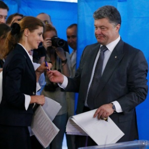 Petro Poroshenko, o "Rei do Chocolate", vota - Gleb Garanich/Reuters