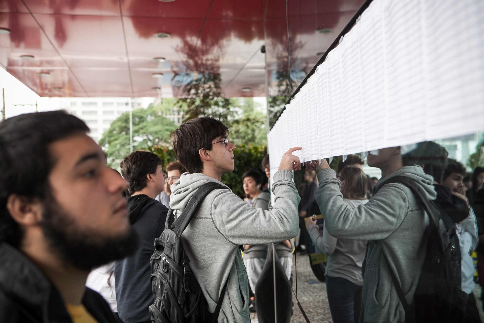 25.mai.2014 - Candidatos aguardam a abertura dos portões para o início da prova da primeira fase do vestibular 2014 de inverno da Unesp - Rodrigo Capote