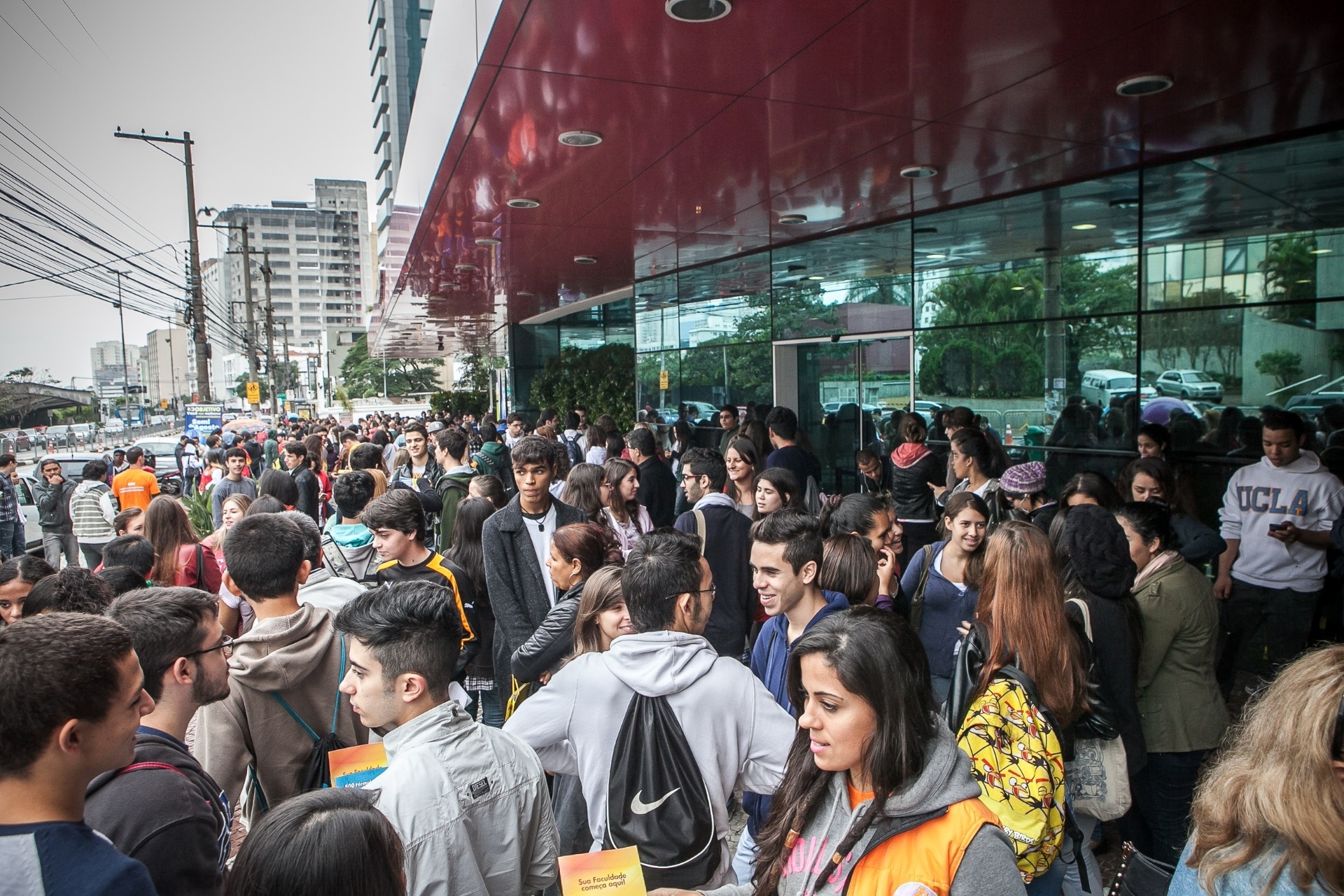 25.mai.2014 - Candidatos aguardam a abertura dos portões para o início da prova da primeira fase do vestibular 2014 de inverno da Unesp - Rodrigo Capote